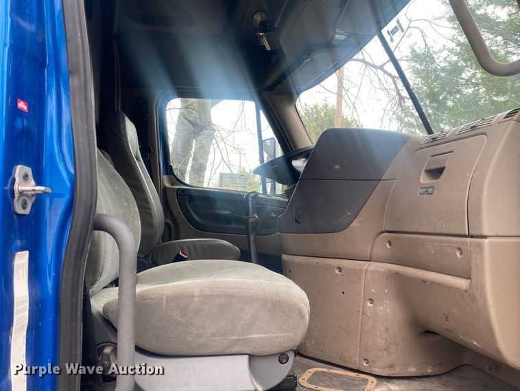 image for item DN8047 2013 Freightliner Cascadia  semi truck