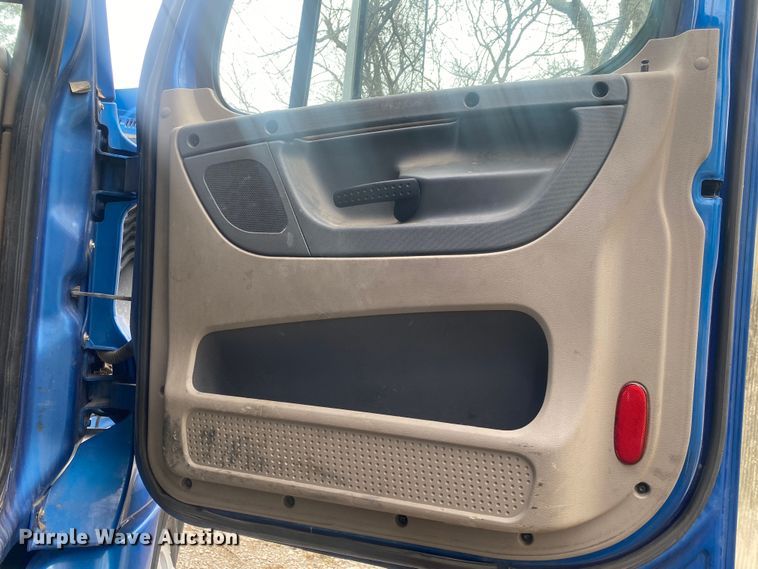 image for item DN8047 2013 Freightliner Cascadia  semi truck