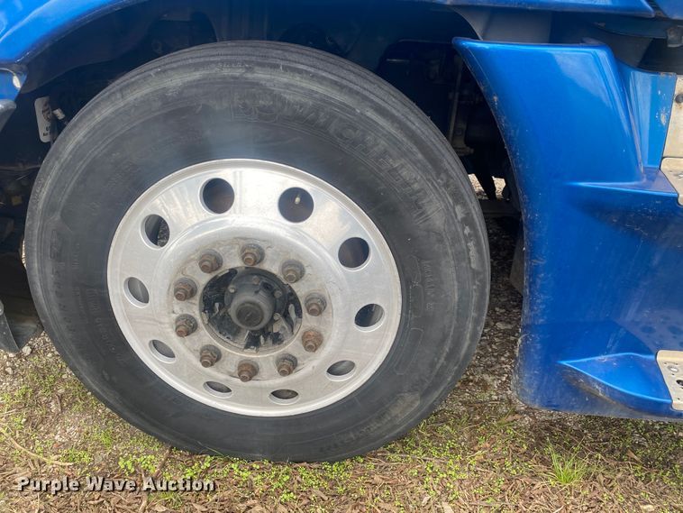 image for item DN8047 2013 Freightliner Cascadia  semi truck