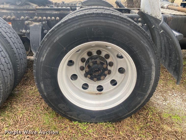 image for item DN8047 2013 Freightliner Cascadia  semi truck