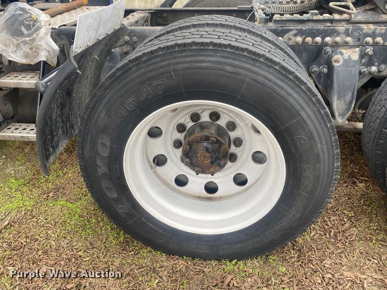 image for item DN8047 2013 Freightliner Cascadia  semi truck