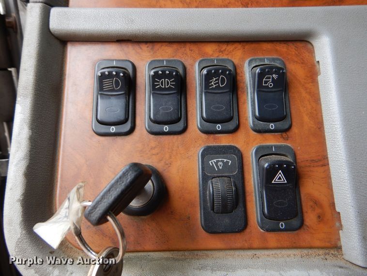 image for item DO1520 2006 Peterbilt 378  semi truck