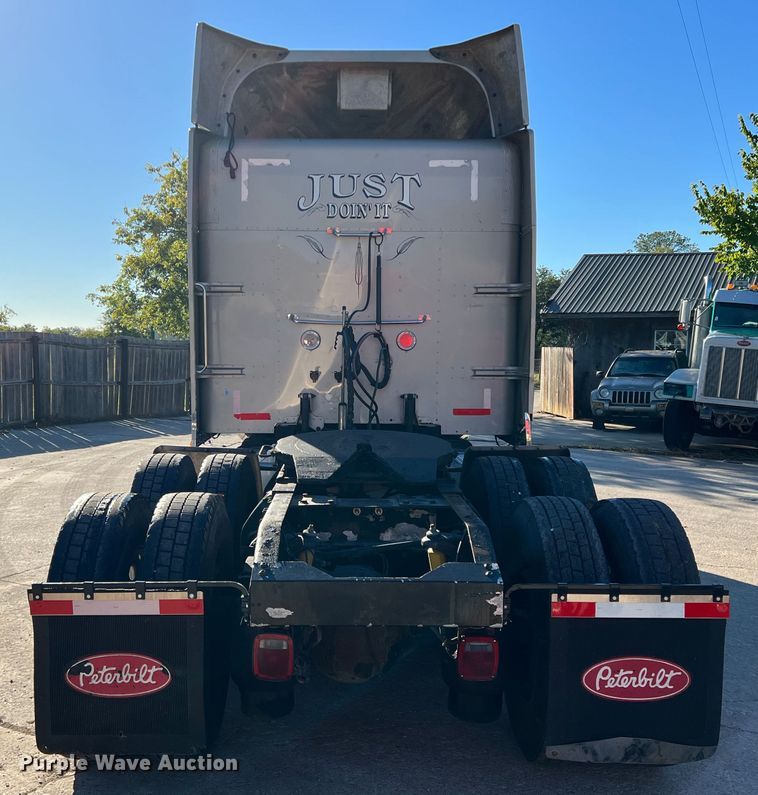 image for item DO8856 2005 Peterbilt 379  semi truck