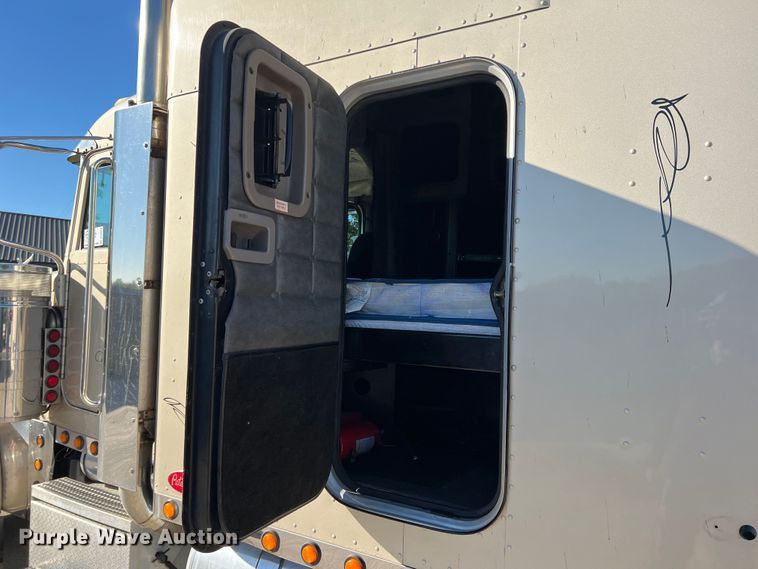 image for item DO8856 2005 Peterbilt 379  semi truck