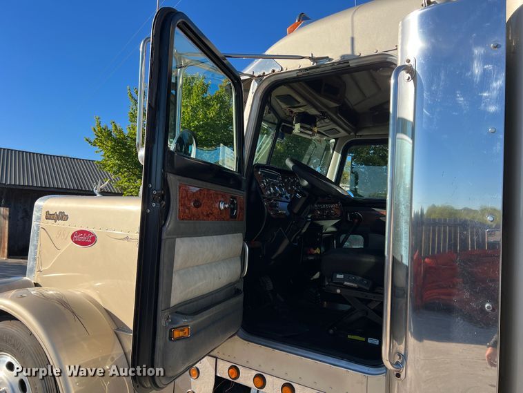 image for item DO8856 2005 Peterbilt 379  semi truck