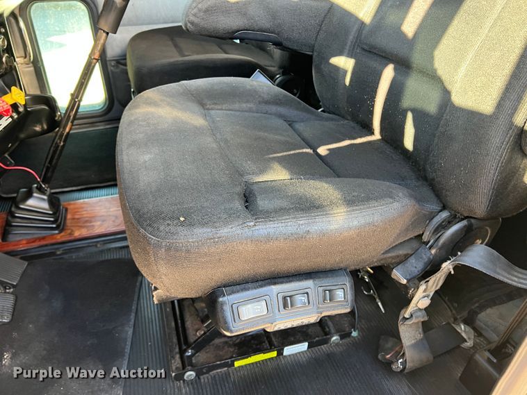 image for item DO8856 2005 Peterbilt 379  semi truck