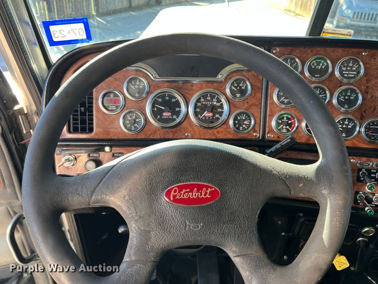 image for item DO8856 2005 Peterbilt 379  semi truck