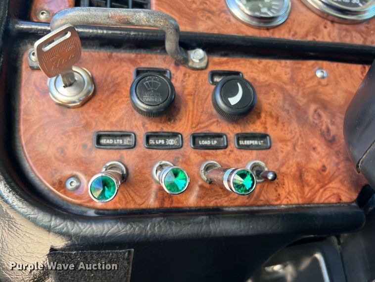 image for item DO8856 2005 Peterbilt 379  semi truck