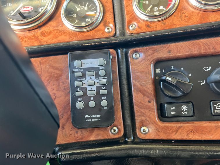 image for item DO8856 2005 Peterbilt 379  semi truck