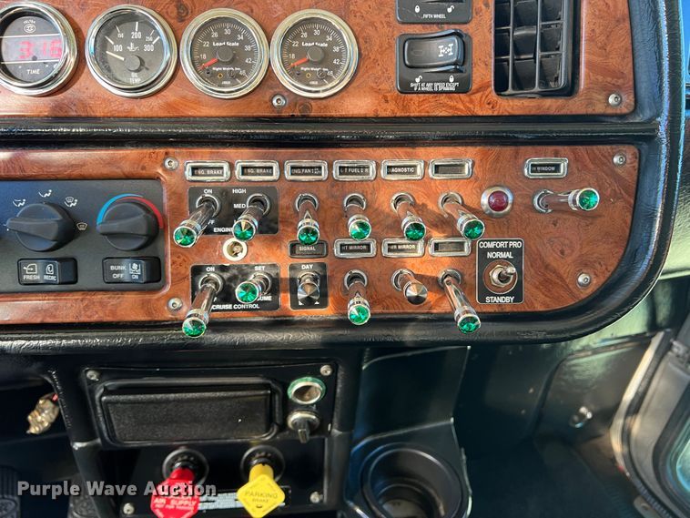 image for item DO8856 2005 Peterbilt 379  semi truck