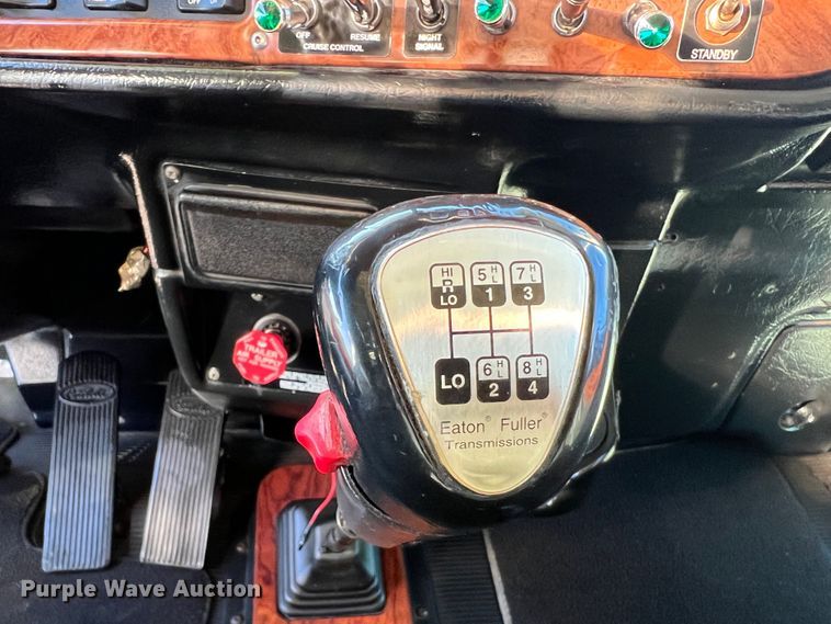 image for item DO8856 2005 Peterbilt 379  semi truck