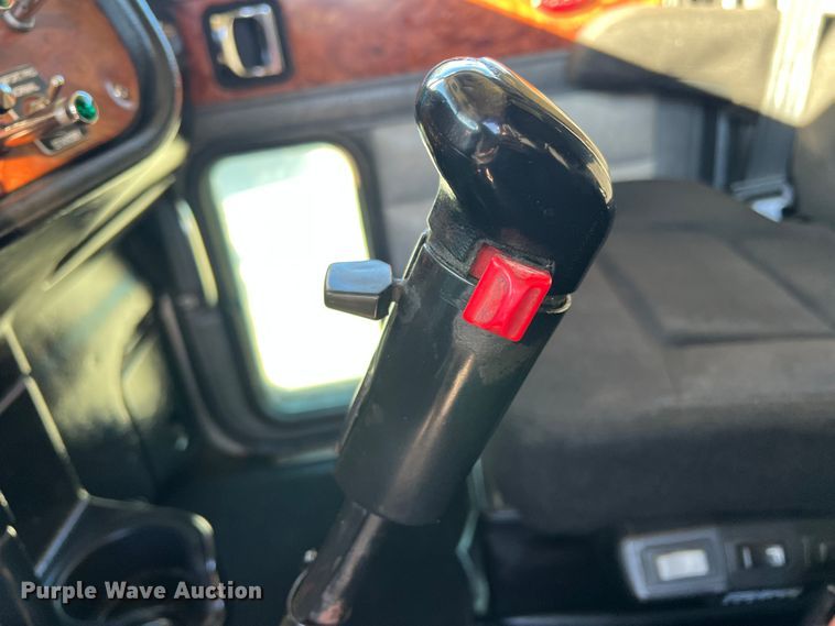 image for item DO8856 2005 Peterbilt 379  semi truck