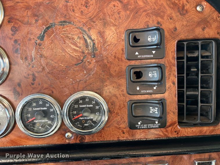 image for item DO8856 2005 Peterbilt 379  semi truck