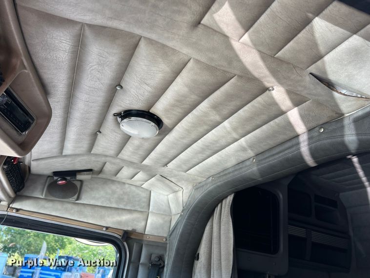 image for item DO8856 2005 Peterbilt 379  semi truck