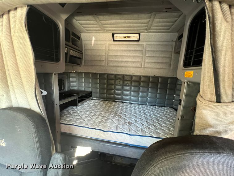 image for item DO8856 2005 Peterbilt 379  semi truck