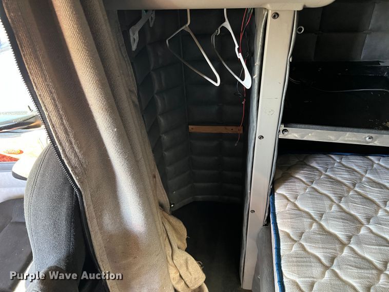 image for item DO8856 2005 Peterbilt 379  semi truck