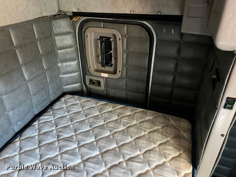 image for item DO8856 2005 Peterbilt 379  semi truck