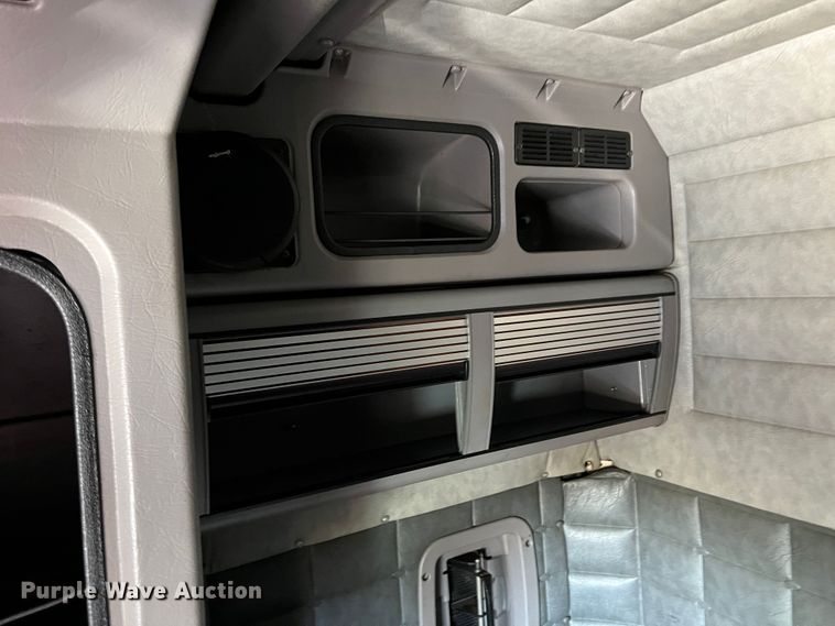 image for item DO8856 2005 Peterbilt 379  semi truck