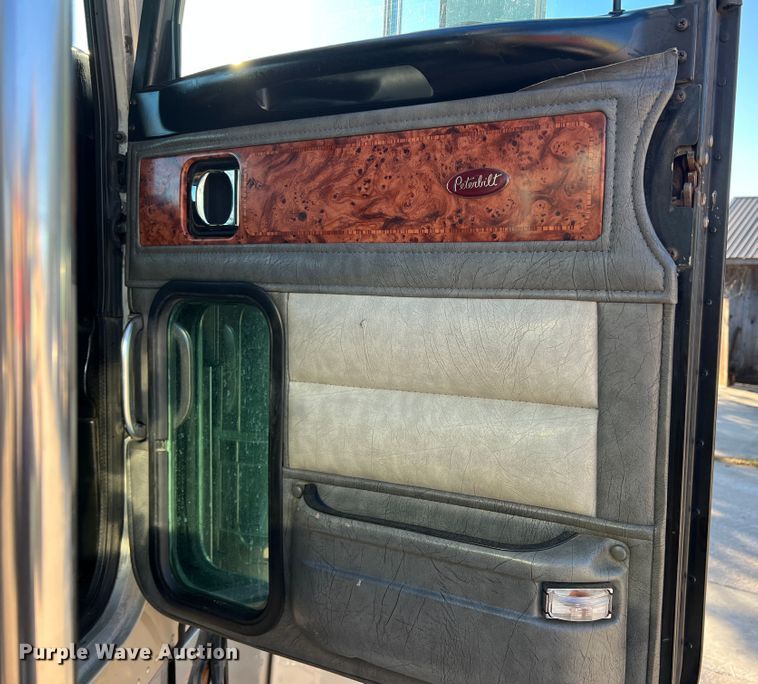 image for item DO8856 2005 Peterbilt 379  semi truck