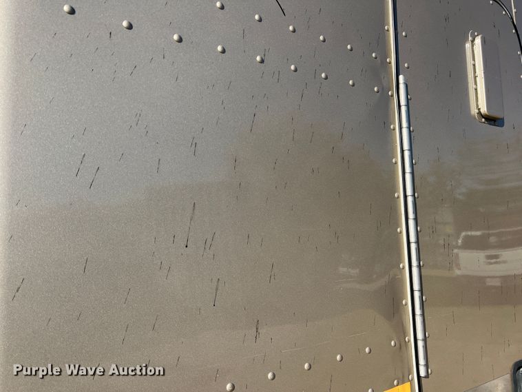 image for item DO8856 2005 Peterbilt 379  semi truck