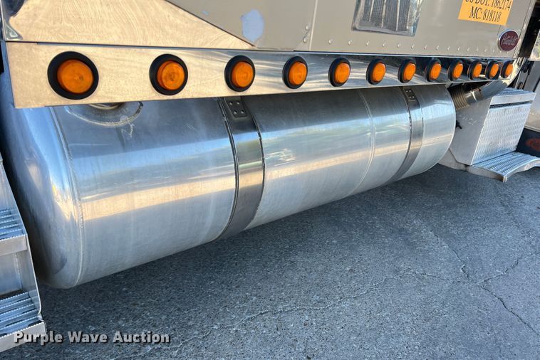 image for item DO8856 2005 Peterbilt 379  semi truck