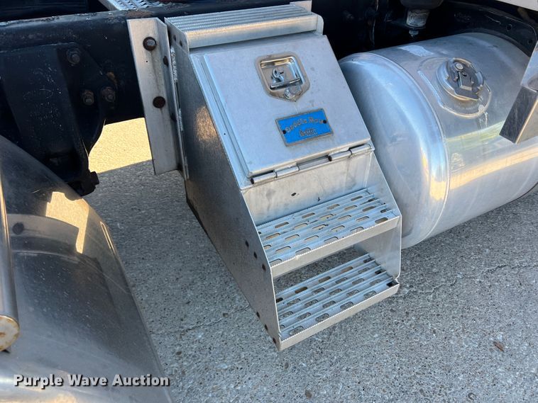 image for item DO8856 2005 Peterbilt 379  semi truck