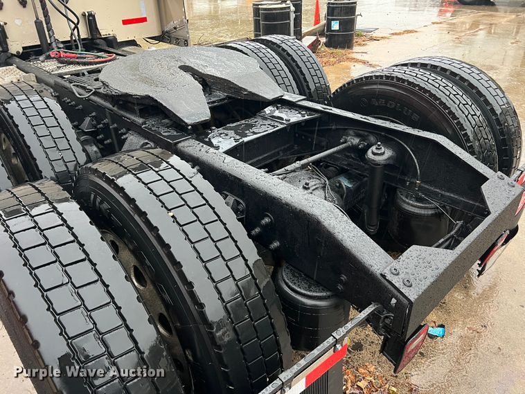 image for item DO8856 2005 Peterbilt 379  semi truck