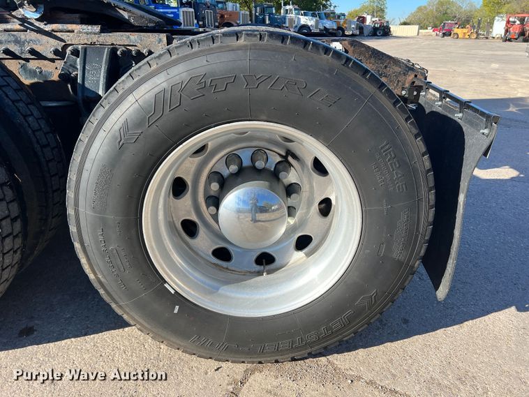 image for item DO8856 2005 Peterbilt 379  semi truck