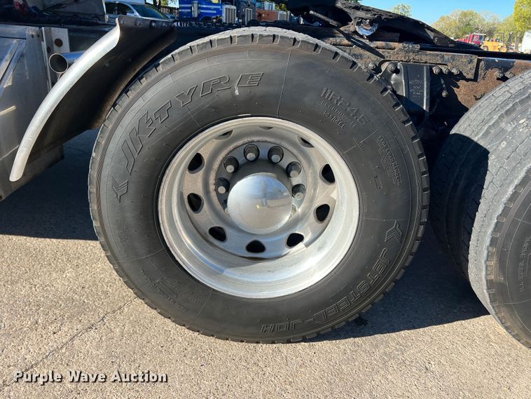 image for item DO8856 2005 Peterbilt 379  semi truck