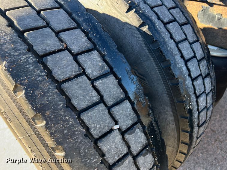 image for item DO8856 2005 Peterbilt 379  semi truck