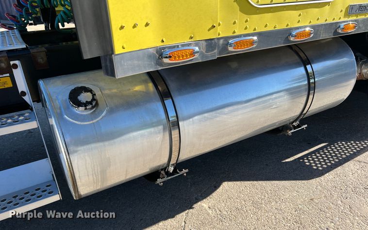 image for item DO8857 1999 Kenworth W900  semi truck