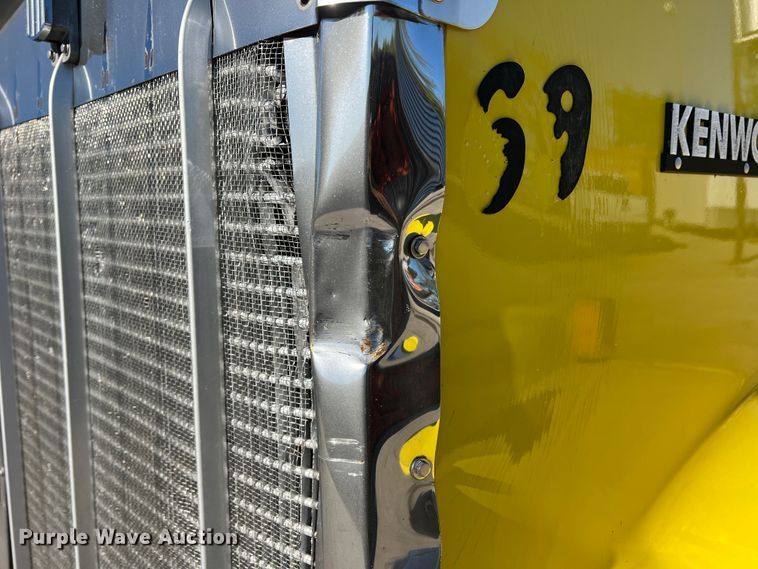 image for item DO8857 1999 Kenworth W900  semi truck