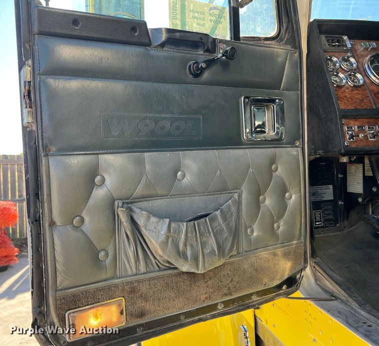 image for item DO8857 1999 Kenworth W900  semi truck