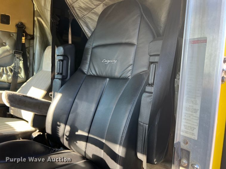 image for item DO8857 1999 Kenworth W900  semi truck