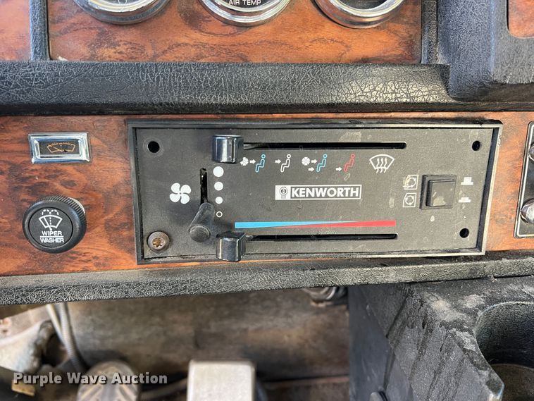 image for item DO8857 1999 Kenworth W900  semi truck