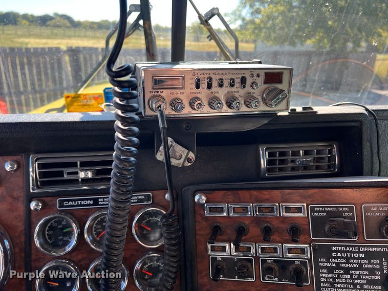 image for item DO8857 1999 Kenworth W900  semi truck