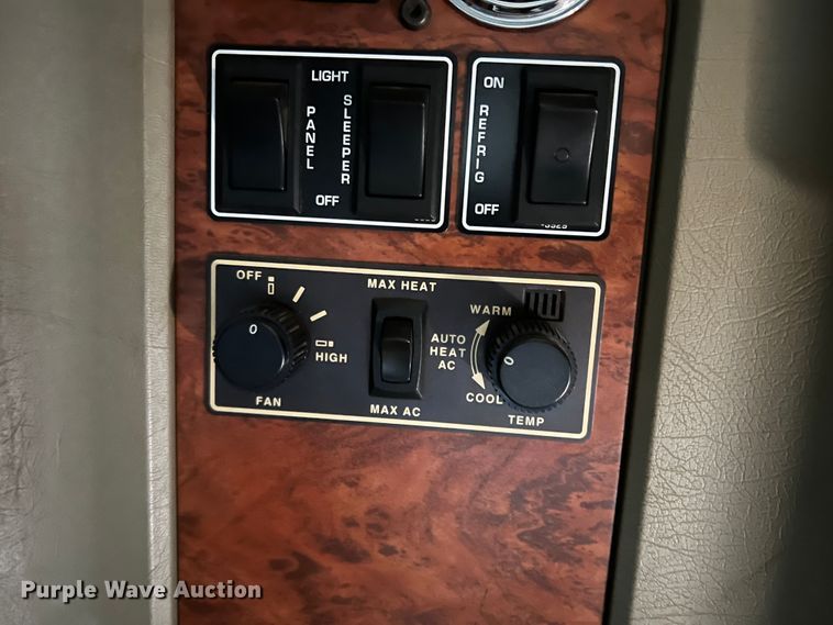 image for item DO8857 1999 Kenworth W900  semi truck