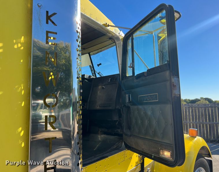 image for item DO8857 1999 Kenworth W900  semi truck