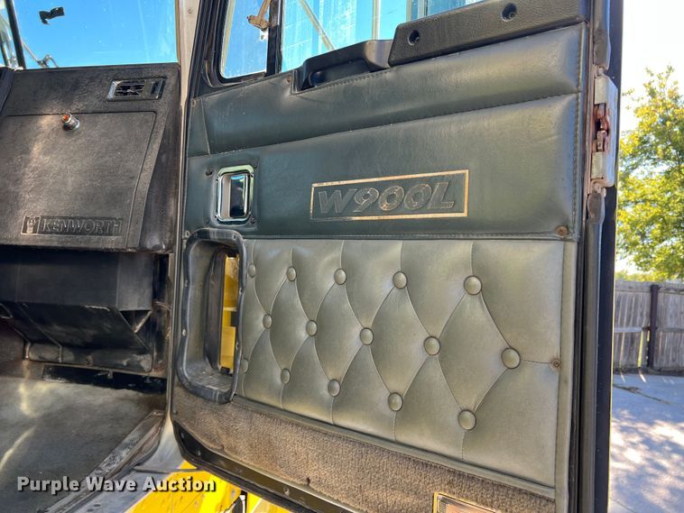 image for item DO8857 1999 Kenworth W900  semi truck