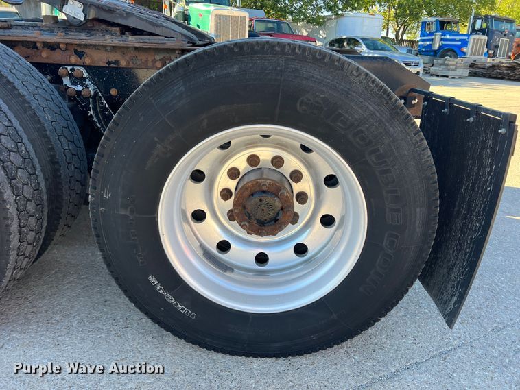 image for item DO8857 1999 Kenworth W900  semi truck