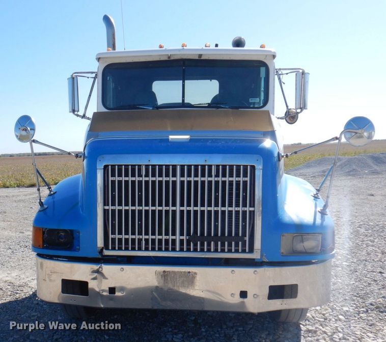 image for item DP0392 1997 International 9400  semi truck