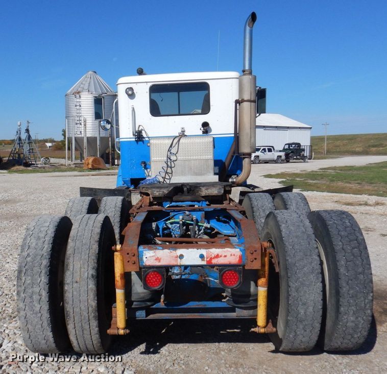 image for item DP0392 1997 International 9400  semi truck