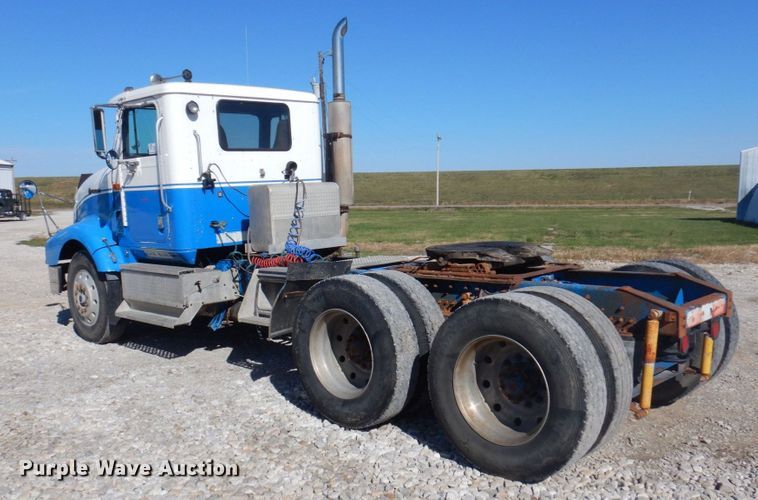 image for item DP0392 1997 International 9400  semi truck