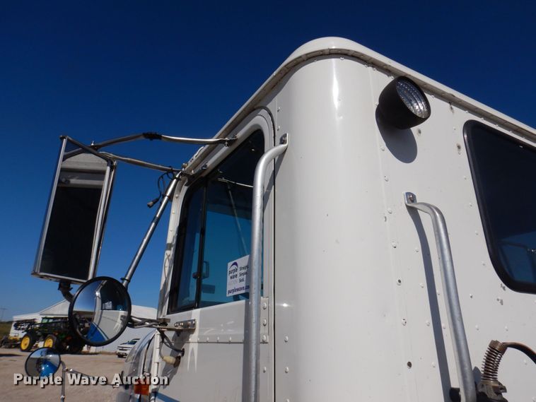 image for item DP0392 1997 International 9400  semi truck