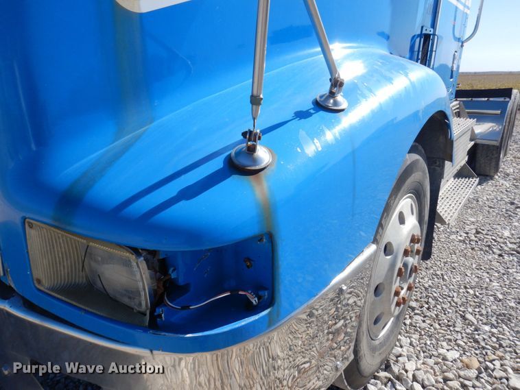 image for item DP0392 1997 International 9400  semi truck