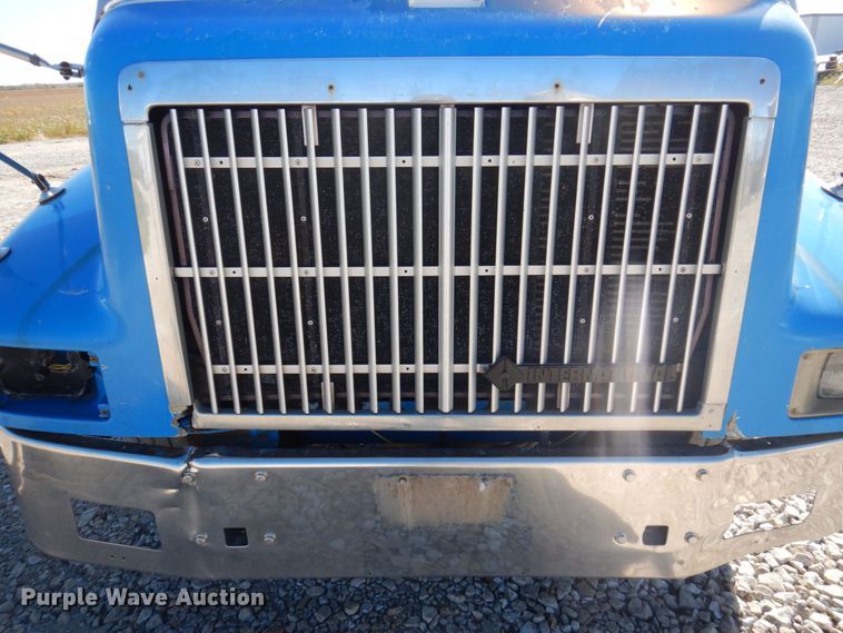 image for item DP0392 1997 International 9400  semi truck