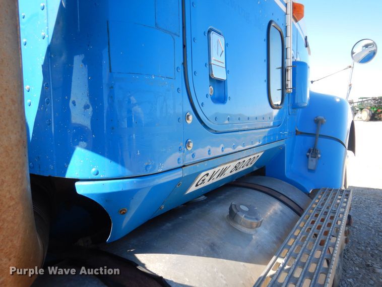 image for item DP0392 1997 International 9400  semi truck