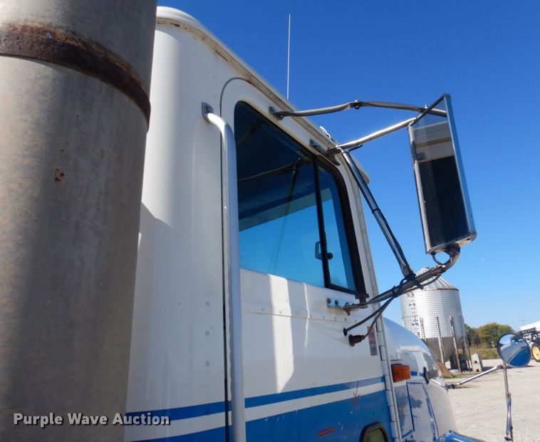 image for item DP0392 1997 International 9400  semi truck