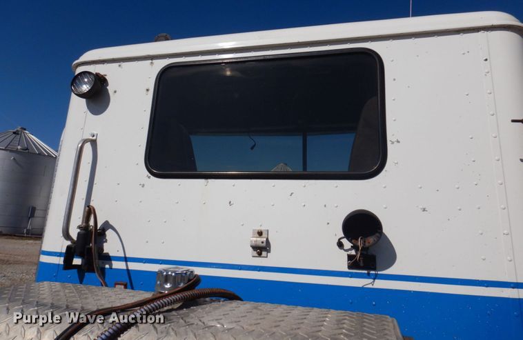 image for item DP0392 1997 International 9400  semi truck