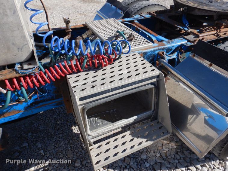 image for item DP0392 1997 International 9400  semi truck